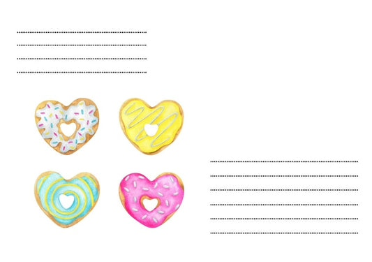 Vier herzförmige Donuts in Weiß, Gelb, Minzgrün und Pink auf weißem Briefumschlag
