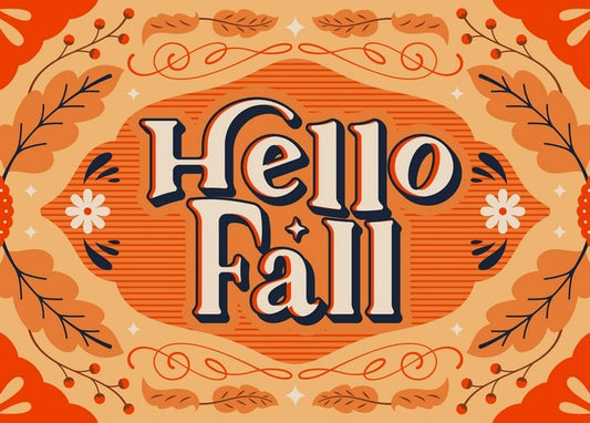 Postkarte mit „Hello Fall“-Schriftzug in einem Rahmen aus Herbstlaub und Beeren