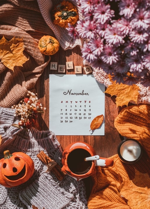 Листопадова композиція: календар, табличка-привітання, гарбузик-ліхтарик, хризантеми й кава