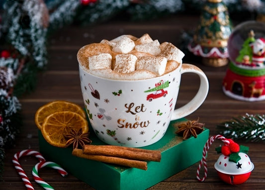 Горнятко з написом «Let It Snow», гарячий шоколад із зефіром і корицею