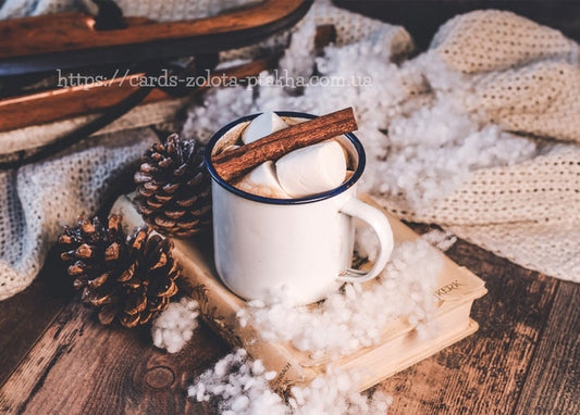 Weiße Emaille-Tasse heiße Schokolade mit Marshmallows und Zimtstange zwischen Zapfen