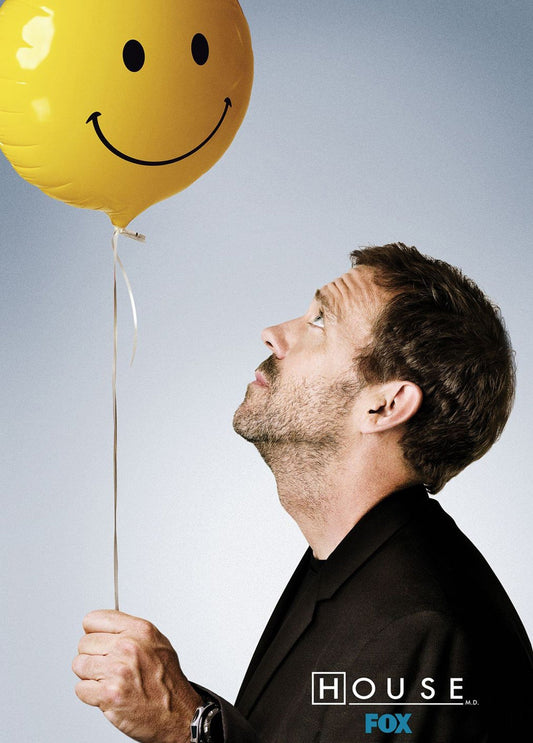 Mann im dunklen Anzug blickt zu gelbem Smiley-Luftballon, Postkarte „Dr. House“