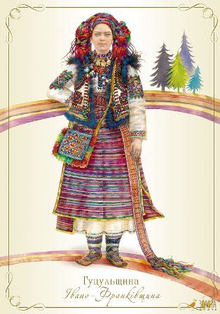 Hutsulin mit Blumenkopfschmuck, Bändern und bestickter Tracht vor Fichten