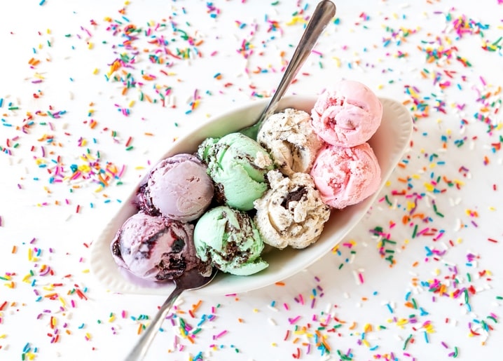 Schale mit pastellfarbenen Eiskugeln und bunten Zuckerstreuseln