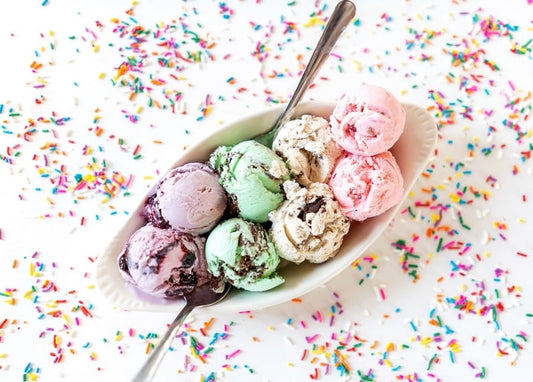 Schale mit pastellfarbenen Eiskugeln und bunten Zuckerstreuseln