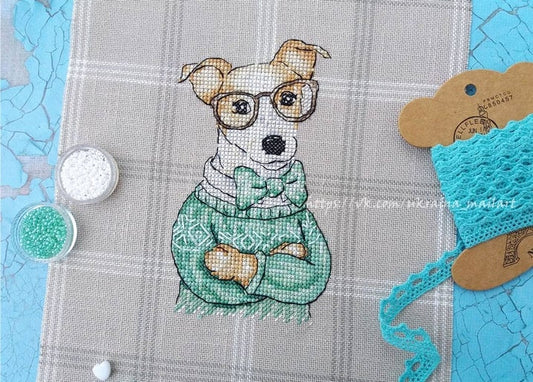 Kreuzstich-Jack-Russell-Terrier mit runder Brille, grünem Pullover und Fliege