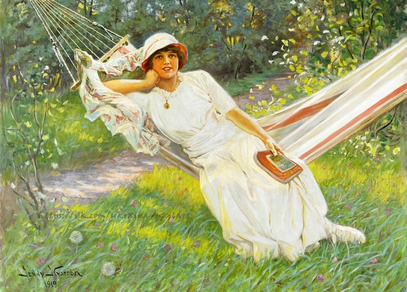 Gemälde von Jenny Nyström: Frau in Weiß liest ein Buch in einer Gartenhängematte, 1919