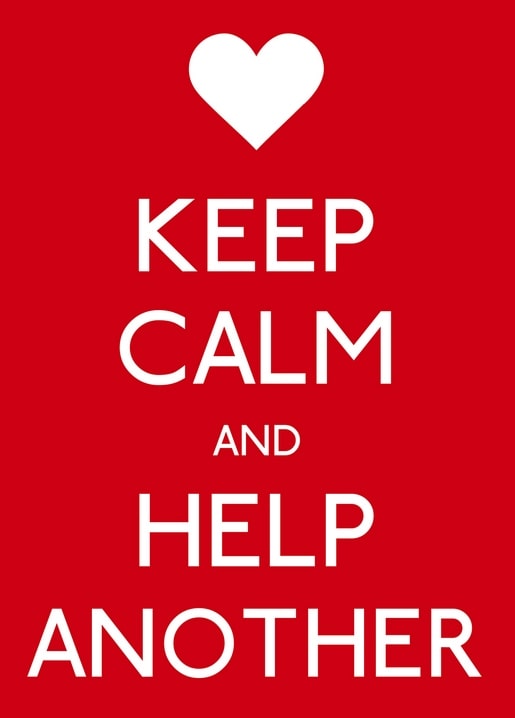 Червона листівка Keep Calm and Help Another з білим серцем