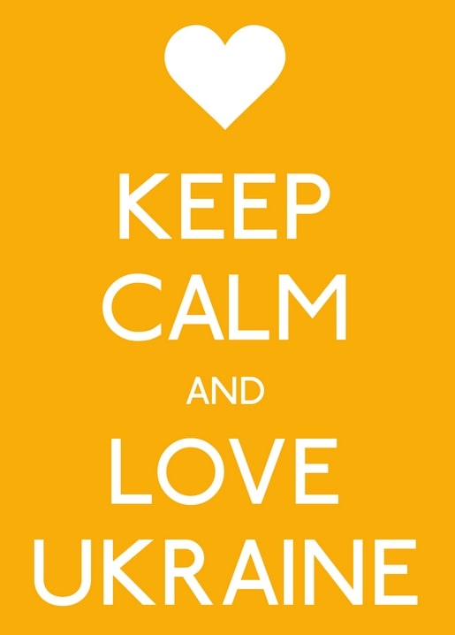 Жовта листівка Keep Calm and Love Ukraine з білим серцем