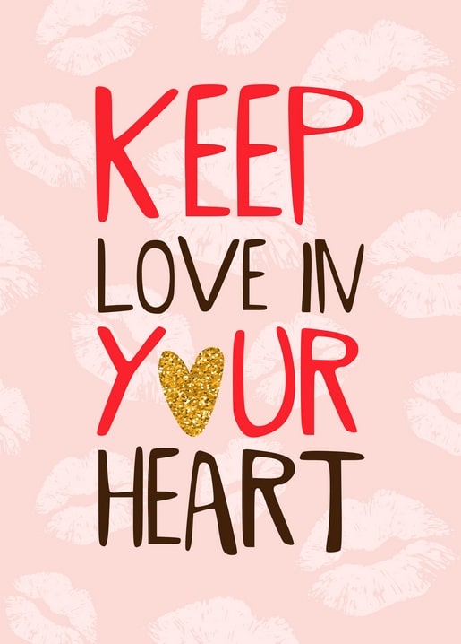 „Keep Love in Your Heart“ mit goldenem Herz vor Lippenstift-Kussabdrücken