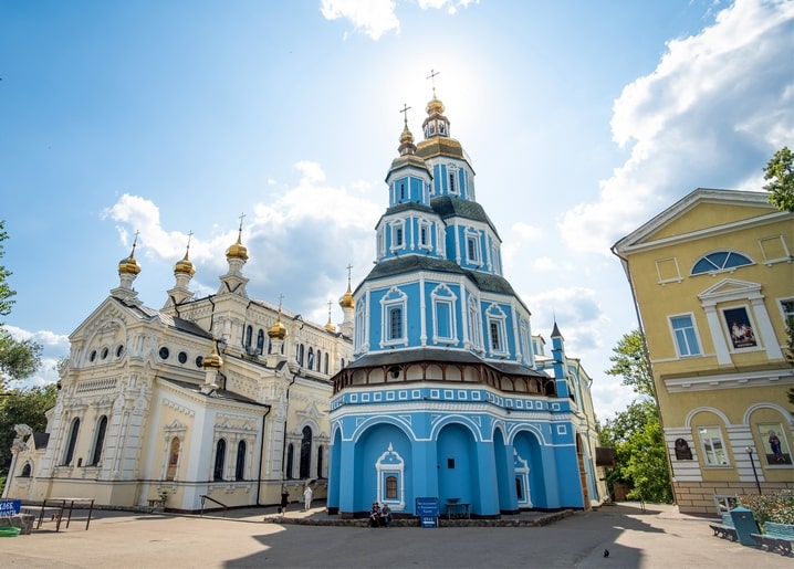 Синій ярусний Покровський собор у Харкові поруч із білим собором