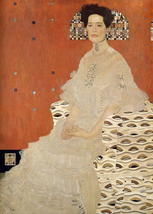 Klimts Porträt von Fritza Riedler, 1906 – weißes Rüschenkleid vor orangerotem Hintergrund