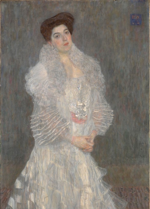 Klimts Porträt von Hermine Gallia (1904) in weißem Tüll vor grauem Hintergrund
