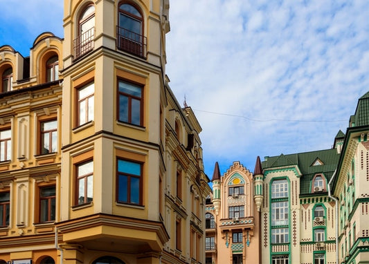Bunte Jugendstil-Fassaden mit Balkonen an einer Straße in Kiew