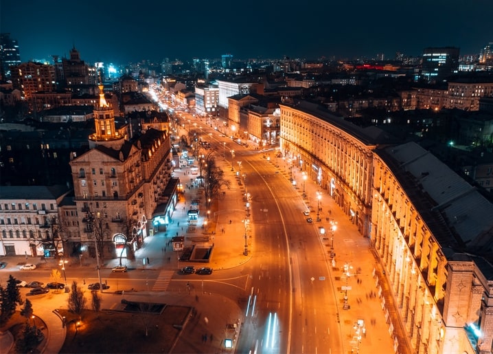 Нічний вигляд з висоти на освітлений центральний бульвар і вогні Києва