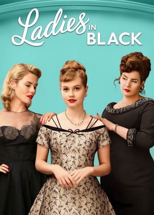 Postkarte mit Filmplakat „Ladies in Black“: drei Frauen in 1950er-Kleidern vor türkisem Hintergrund