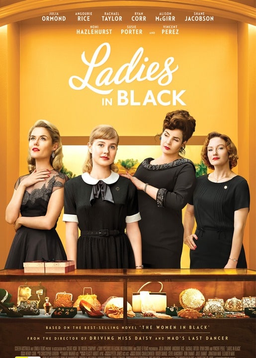 Postkarte „Ladies in Black“: vier Frauen in schwarzen Kleidern an einem Kaufhaustresen