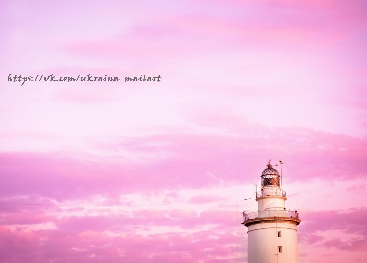 Leuchtturm-Laterne vor intensiv pinkfarbenem Sonnenuntergangshimmel
