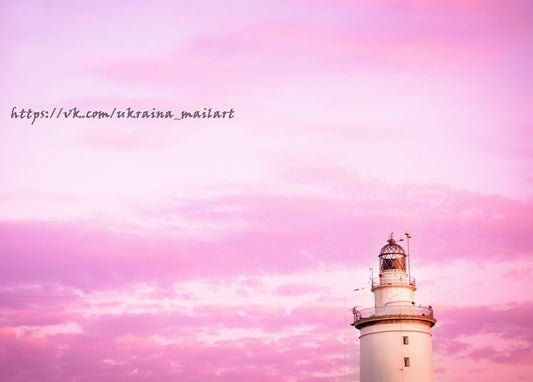 Leuchtturm-Laterne vor intensiv pinkfarbenem Sonnenuntergangshimmel