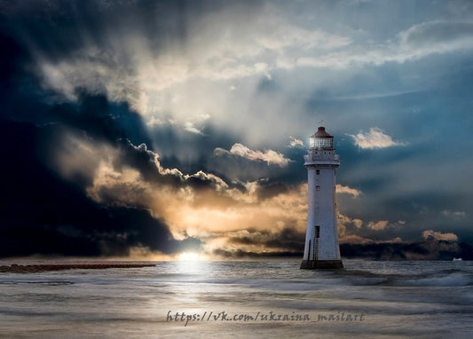 Weißer Leuchtturm vor stürmischem Abendhimmel mit Sonnenstrahlen durch die Wolken