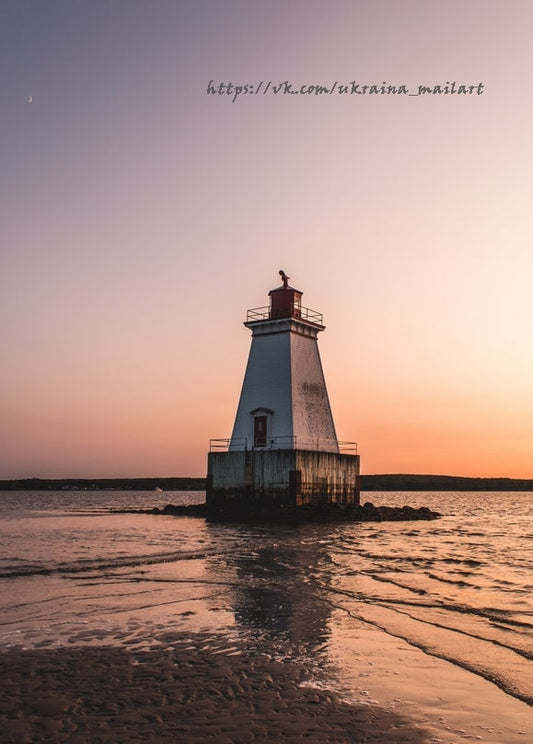 Weißer Leuchtturm auf einer Steinmole bei Sonnenuntergang mit Mondsichel