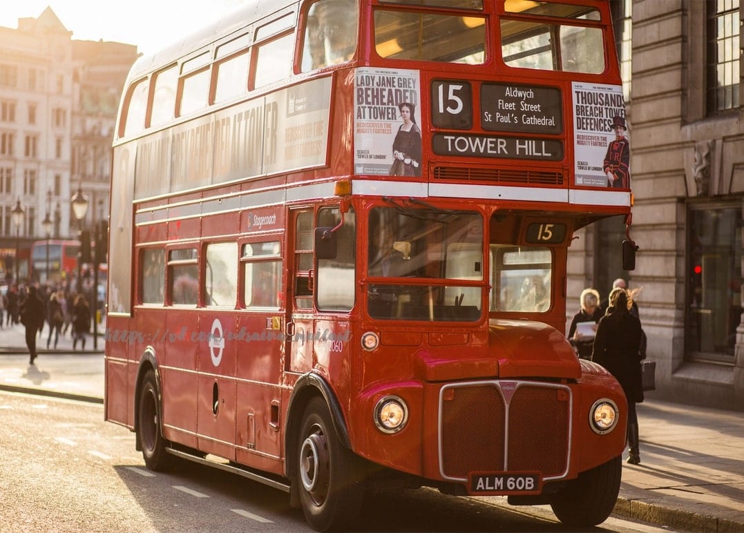 Roter Routemaster-Doppeldecker auf Linie 15 nach Tower Hill in London