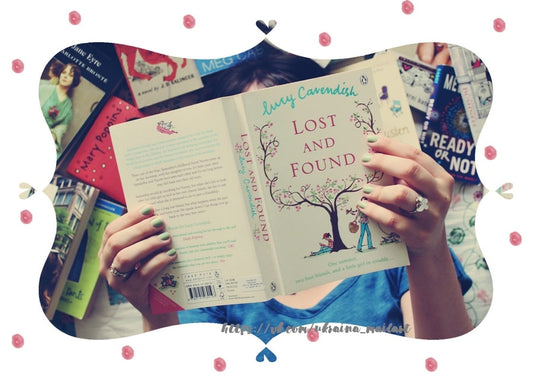 Mädchen mit grünem Nagellack hält das aufgeschlagene Buch „Lost and Found“ von Lucy Cavendish