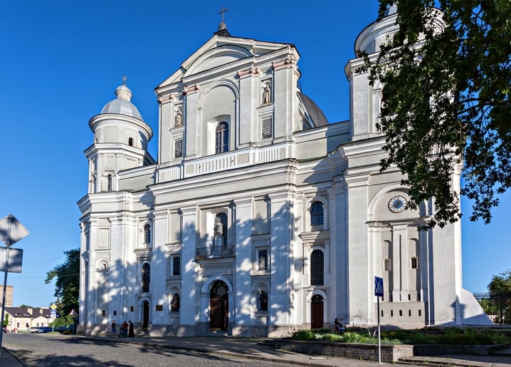 Білий бароковий собор із двома вежами у старому місті Луцька