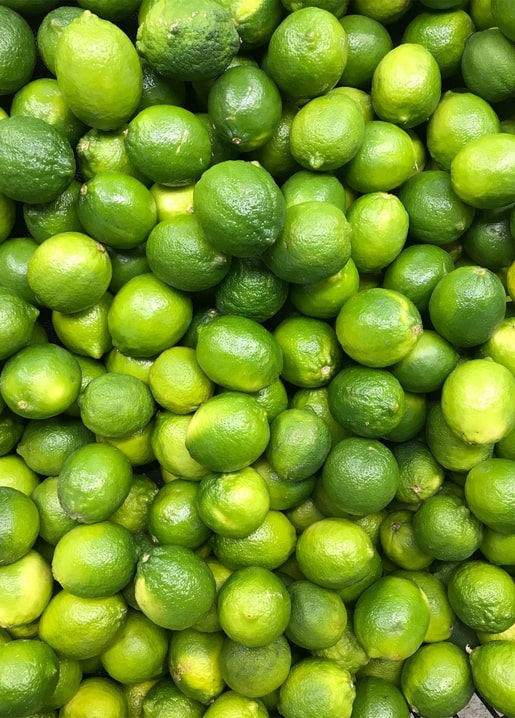 Nahaufnahme eines Haufens frischer grüner Limetten im gesamten Bildrahmen
