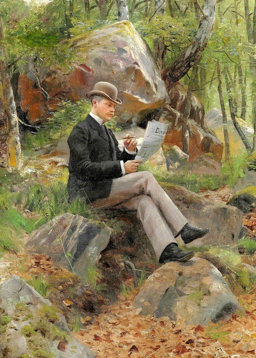 Mann mit Melone liest Zeitung auf einem moosigen Felsen im herbstlichen Wald