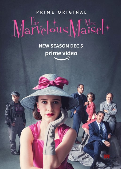 Plakat zu 'The Marvelous Mrs. Maisel' mit rosa Hut, Satinschleife und dem Serien-Ensemble im Hintergrund