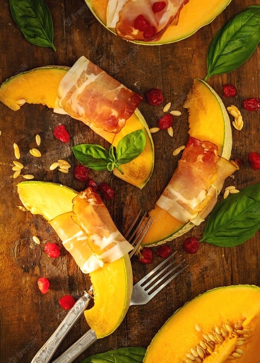 Melonenspalten mit Prosciutto, Basilikum und getrockneten Preiselbeeren