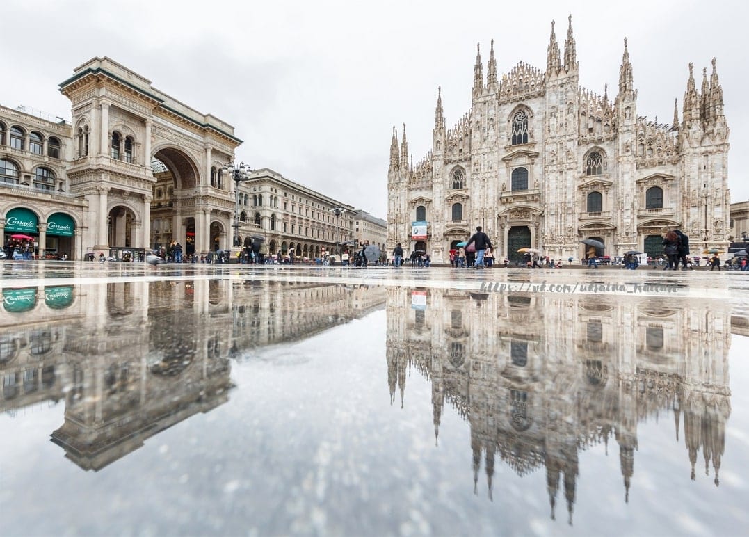 Mailänder Dom und Galleria Vittorio Emanuele II gespiegelt in einer Pfütze