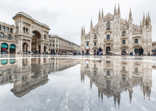 Mailänder Dom und Galleria Vittorio Emanuele II gespiegelt in einer Pfütze