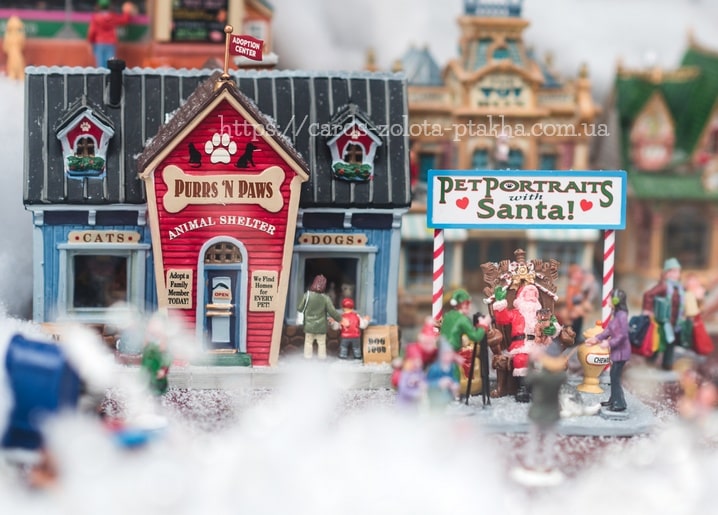 Verschneites Miniatur-Weihnachtsdorf mit Tierheim und Fotobox mit Weihnachtsmann