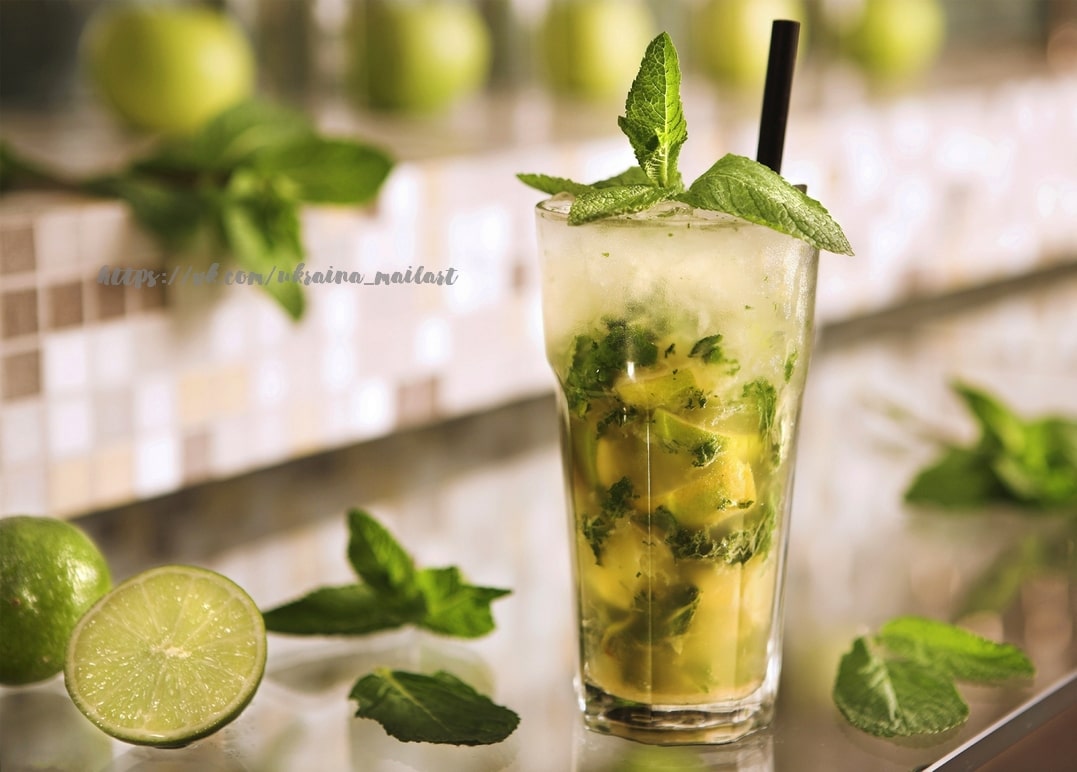 Mojito-Cocktail mit Minzblättern, Limette und Eis auf Bar-Theke