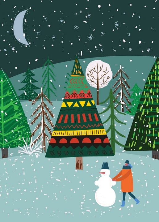 Eine Person formt nachts einen Schneemann neben einem gemusterten Weihnachtsbaum unter der Mondsichel