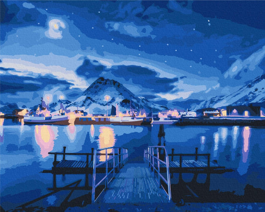 Vollmond über einem verschneiten Hafenort mit Booten, Lichtern und einem Steg ins Wasser
