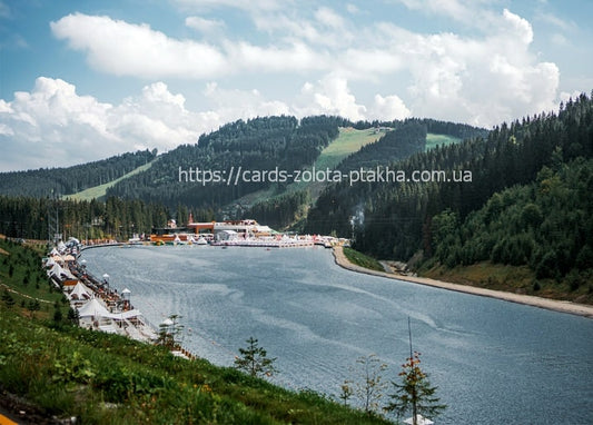 Гірське водосховище з лижними трасами та курортними будівлями біля Поляниці, Карпати