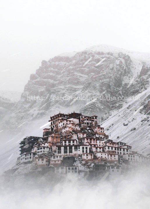 Mehrstöckiges Bergkloster auf einem Felsvorsprung inmitten von Schnee und Nebel