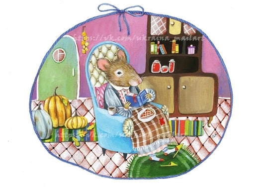 Illustration einer Maus im Lesesessel mit Tee, Kuchen und Herbstkürbissen daneben