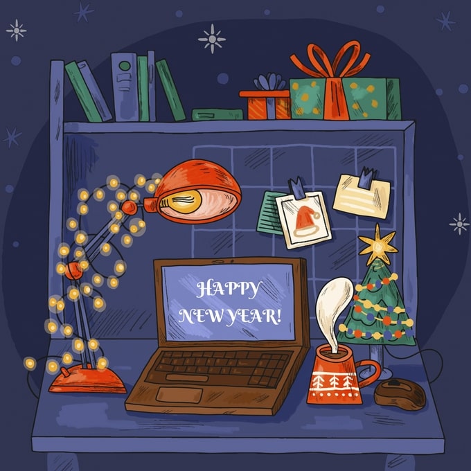 Nächtlicher Schreibtisch mit Laptop, Aufschrift Frohes neues Jahr, Kakaotasse und Lichterkette