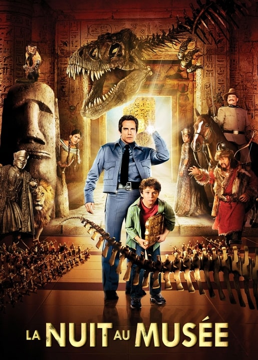 Postkarte mit Filmplakat „Nachts im Museum“: Dinosaurierskelett, Nachtwächter und Museumsexponate