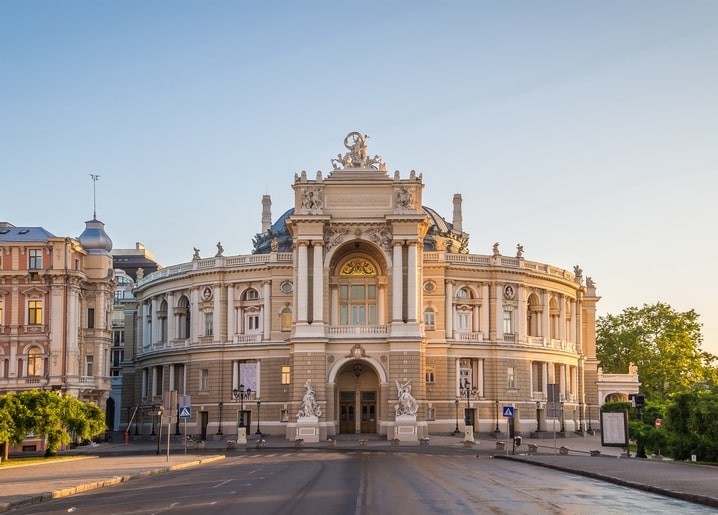 Фасад Одеського оперного театру у промінні світанку, порожня площа перед будівлею