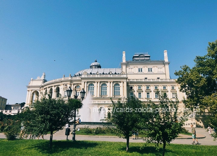 Фасад Одеського театру опери та балету з колонами, вигляд із парку