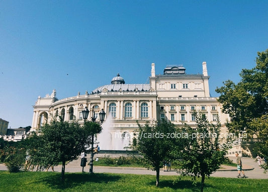 Фасад Одеського театру опери та балету з колонами, вигляд із парку