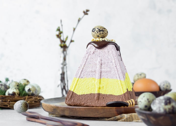 Osterpaska mit Ombre-Glasur, Schokoladenguss und Weidenkätzchenzweigen