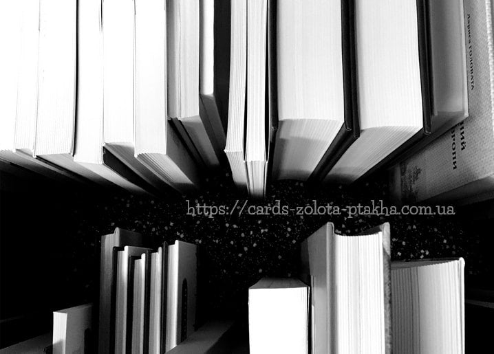 Schwarz-weißes Nahfoto aufgeschlagener Bücher mit dunkler, sternenartig gesprenkelter Lücke