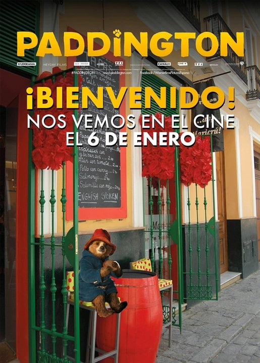 Paddington Bär sitzt an einem Café-Tisch auf einer sonnigen spanischen Straße
