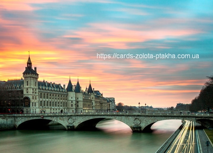 Steinbrücke und Türme der Conciergerie in Paris bei Sonnenuntergang